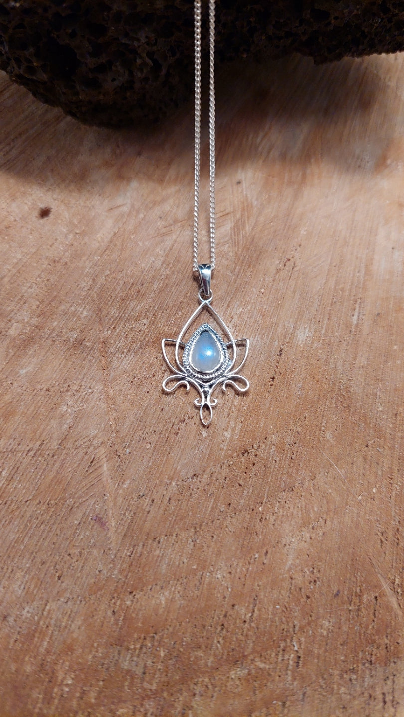 Silver necklace lotus with moonstone – Meraki Mirakel